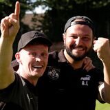 SV Afferdes Trainerduo Lorenz Wagener (l.) und Angelo Lo Giudice jubeln.