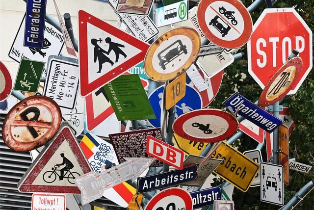 Die Vielfalt der Verkehrsschilder ist erstaunlich.