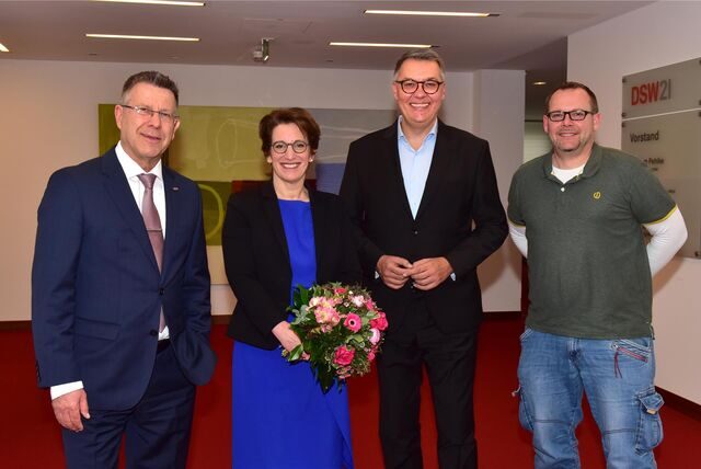 Dortmunds Oberbürgermeister Thomas Westphal, DSW21-Vorstandsvorsitzender Guntram Pehlke und DSW21-Betriebsratsvorsitzender Sven Hartleif gratulieren Heike Heim zur Wahl.
