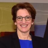 Dortmunds Oberbürgermeister Thomas Westphal, DSW21-Vorstandsvorsitzender Guntram Pehlke und DSW21-Betriebsratsvorsitzender Sven Hartleif gratulieren Heike Heim zur Wahl.
