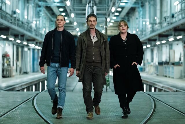 Die Kommissare Jan Pawlak (Rick Okon, v.l.), Peter Faber (Jörg Hartmann) und Rosa Herzog (Stefanie Reinsperger) im Straßenbahndepot.