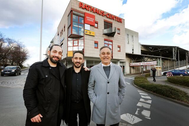 Fethi, Fikret und Fevzi Erdemli vor dem Berkamener Rathaus-Center.
