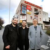 Fethi, Fikret und Fevzi Erdemli vor dem Berkamener Rathaus-Center.
