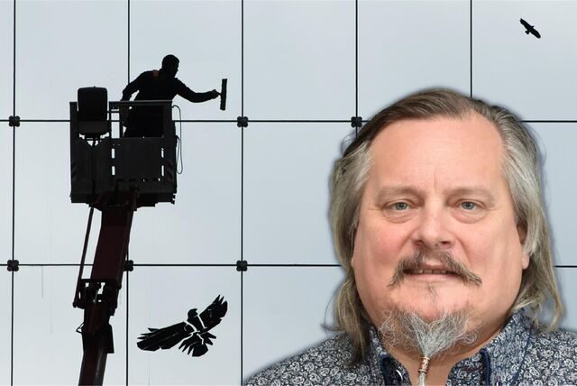 Ein Gebäudereiniger putzt eine Glasfassade und Kai-Gerhard Kullik, Obermeister der Gebäudereiniger-Innung Dortmund.