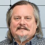 Ein Gebäudereiniger putzt eine Glasfassade und Kai-Gerhard Kullik, Obermeister der Gebäudereiniger-Innung Dortmund.