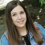 Nina Nierhoff hat den Brauch, dass man als lediger Mann an seinem 30. Geburtstag den Marktplatz fegen muss, für ihren Bruder in Fröndenberg organisiert.