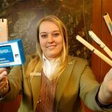 Mareike Zawisza mit den neuen Souvenirs der Stadt Bergkamen.