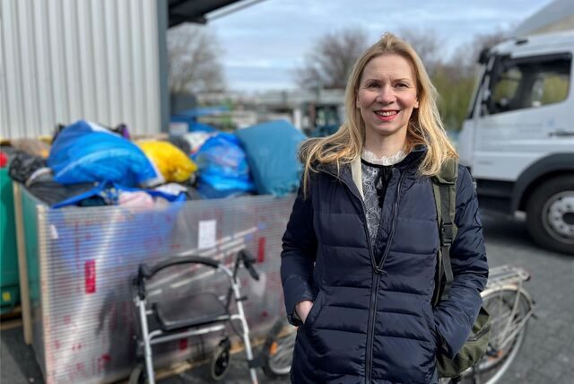 Ukrainerin Yuliia Khmelieska steht vor einem Berg an gespendeten Hilfsgütern, die in den Lkw verladen werden.