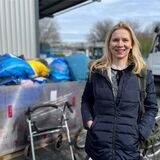 Ukrainerin Yuliia Khmelieska steht vor einem Berg an gespendeten Hilfsgütern, die in den Lkw verladen werden.