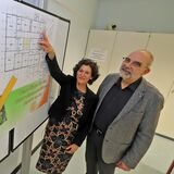 Klaus de Vries – hier mit der Architektin der Stadt Fröndenberg Sabine Bensmann-Wagner – schließt nicht aus, dass er nachgemeldete Kinder ablehnen muss.