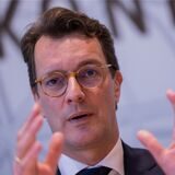 Hendrik Wüst (CDU), Ministerpräsident von Nordrhein-Westfalen, hat Eltern im Wahlkampf 2022 ein drittes beitragsfreies Kitajahr versprochen.