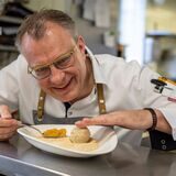 Ganz wichtig für richtig leckere Quarkklößchen mit Früchten: Sie müssen in geriebenen Mürbeteig-Bröseln gewälzt werden. Koch Günther Overkamp liebt sie mit Kompott und einem Spritzer Marillen-Brand.