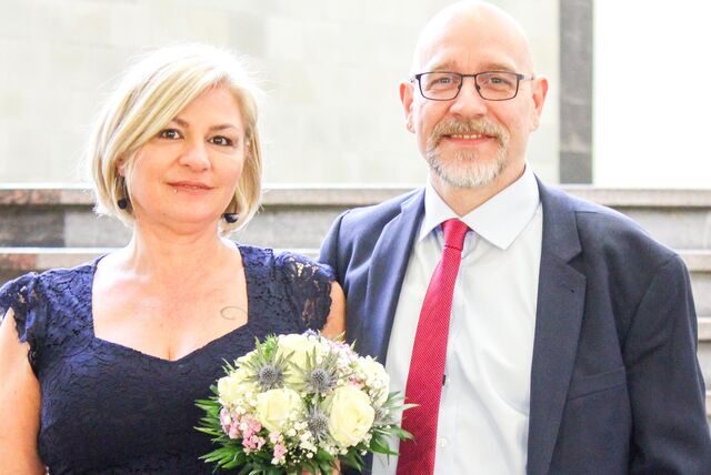 Frank Brune (51) und Panagiota Brune (46) haben sich am Freitag (17.3.) das Ja-Wort im Alten Rathaus gegeben.