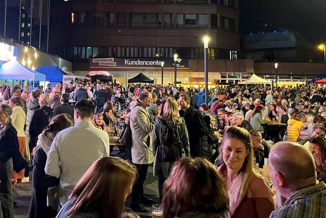 Der Feierabendmarkt im Oktober 2022 vor dem Dortmunder Theater war gut besucht.