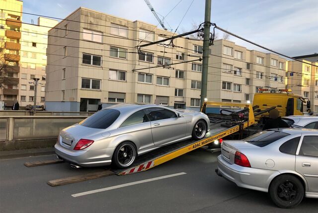 Sichergestellter Daimler auf der Heerstraße in Hochfeld.