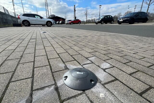 300 Sensoren sind am Sonntag auf dem P&R-Parkplatz in Schwerte an der Margot-Röttger-Rath-Straße installiert worden.