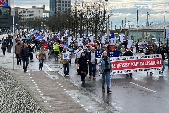 Rund 500 Menschen beteiligten sich an der Demo, bei der es gleichzeitig um Corona, den Ukraine-Krieg und weitere Themen ging.