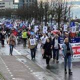 Rund 500 Menschen beteiligten sich an der Demo, bei der es gleichzeitig um Corona, den Ukraine-Krieg und weitere Themen ging.
