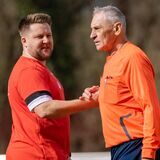 Handshake zwischen Schiedsrichter Paul Binkowski (r.) und Mühlhausens Co-Trainer Dag Bieber.