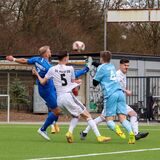 Leon Lukas, Königsborner SV, kämpft um den Ball