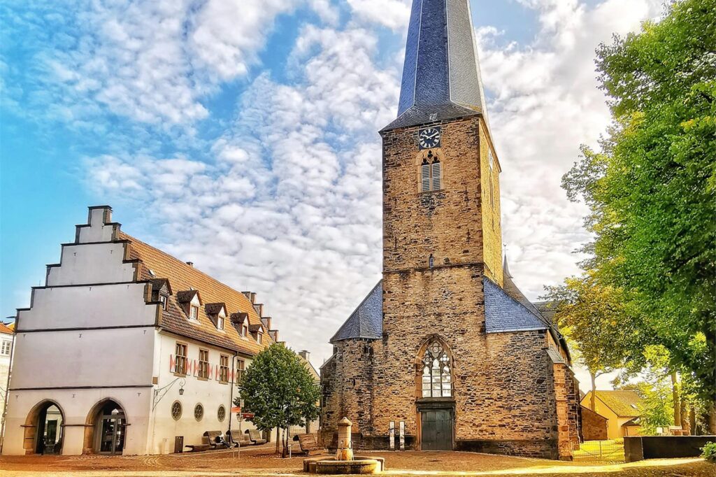 Zu sehen sind die St. Viktor-Kirche, der Brunnen und das Ruhrtalmuseum.