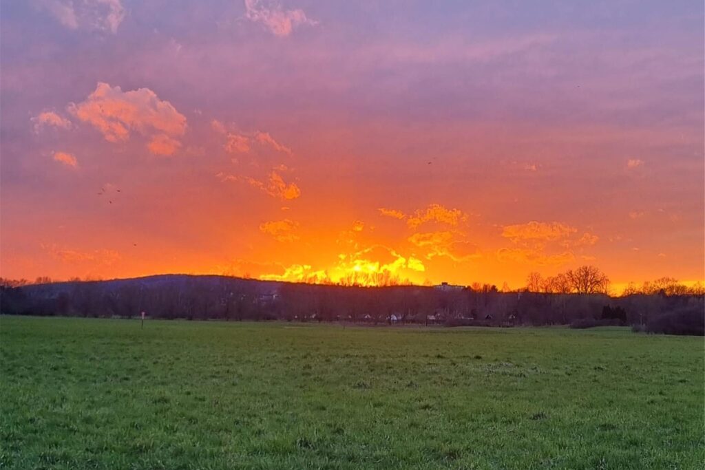 Der Himmel ist orange und rosa gefärbt.