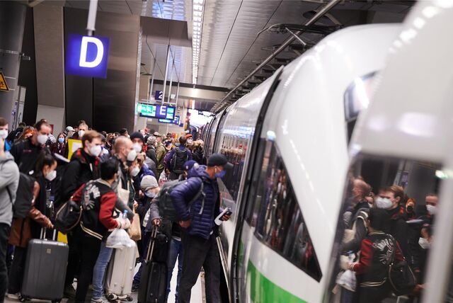 Viele Menschen an einem Bahnsteig, die in einen ICE einsteigen.