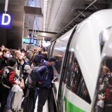 Viele Menschen an einem Bahnsteig, die in einen ICE einsteigen.