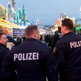 Uniformierte Polizisten gehen auf der Palmkirmes in Recklinghausen Streife.