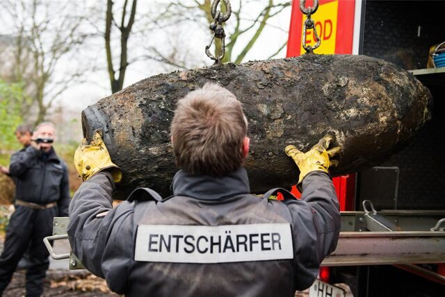 Kampfmittelräumdienst mit Blindgänger aus dem Zweiten Weltkrieg