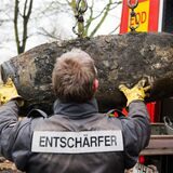 Kampfmittelräumdienst mit Blindgänger aus dem Zweiten Weltkrieg