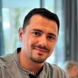 Betriebsleiter Patrick Pottkämper gönnt sich einen Espresso am Tresen seiner neuen Café-Bar in Dortmunds City.