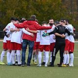 Die Spieler des TSC Kamen stehen in einer Menschentraube zusammen.