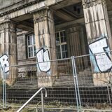 Mit Graffiti beschmierter Eingang des Gebäudes.