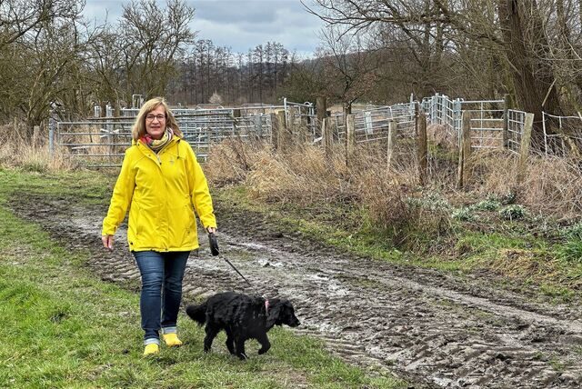Karin Neuhaus mit „Kelja“: Der Hündin geht es inzwischen wieder gut, nachdem sie am Blut der getöteten Heckrinder geleckt hatte.