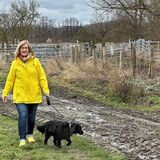 Karin Neuhaus mit „Kelja“: Der Hündin geht es inzwischen wieder gut, nachdem sie am Blut der getöteten Heckrinder geleckt hatte.