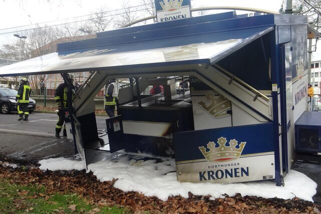 Kommt nun zu keiner Party mehr: Dieser Bierwagen brannte während des Transports in Dortmund aus.