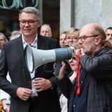 Joffrey Kallweit, Betriebsratsvorsitzender bei Karstadt Dortmund, und OB Thomas Westphal machten den Beschäftigten Mut.