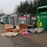 Einfach hinwerfen und sich keine Gedanken mehr machen, wer diesen Unrat wann wegräumt – ein Beispiel für dieses Prinzip fotografierte unser Leser Hans-Jürgen Schlarp in Unna bei Lidl an der Hansastraße.