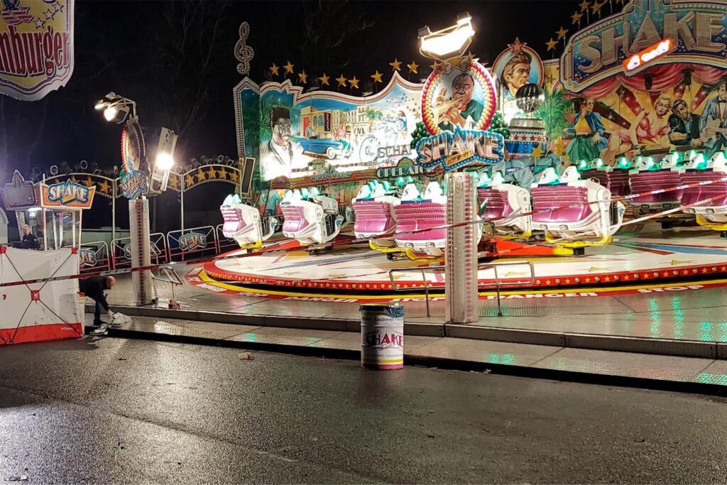 Die Polizei sicherte nach der Bluttat am Send Spuren vor einem Fahrgeschäft. Die Polizei sicherte nach der Bluttat am Send Spuren vor einem Fahrgeschäft.