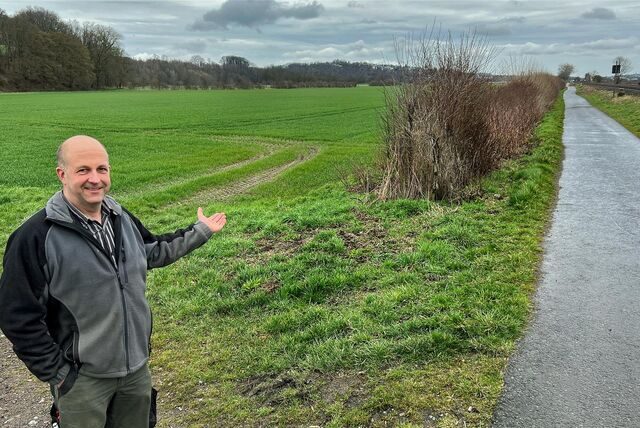 Landwirt Georg Ostermann vor einem Feld.