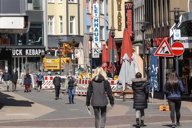 Ein Abschnitt der Brückstraße: im Vordergrund Passanten, im Hintergrund Geschäfte und eine Baustelle