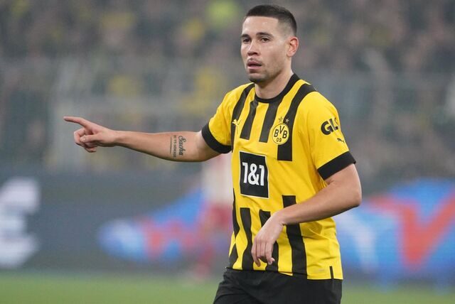 Raphael Guerreiro zeigt nach rechts.