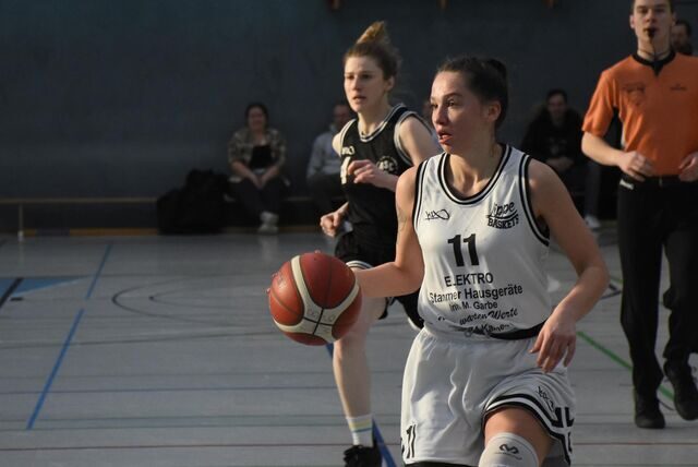 Izabela Pinkosz von den LippeBaskets-Frauen im Angriff mit Ball.