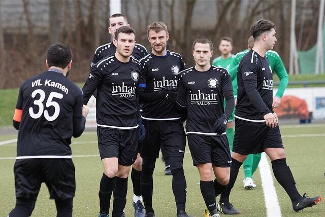 Mehmet Kara (v.l.), Jannik Guhse, Ricardo Freitas de Olivera, Mirco Gohr, Rienat Mochuliak und Felix Rudolf vom VfL Kamen jubeln.