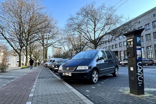 Ein Parkstreifen am Wall