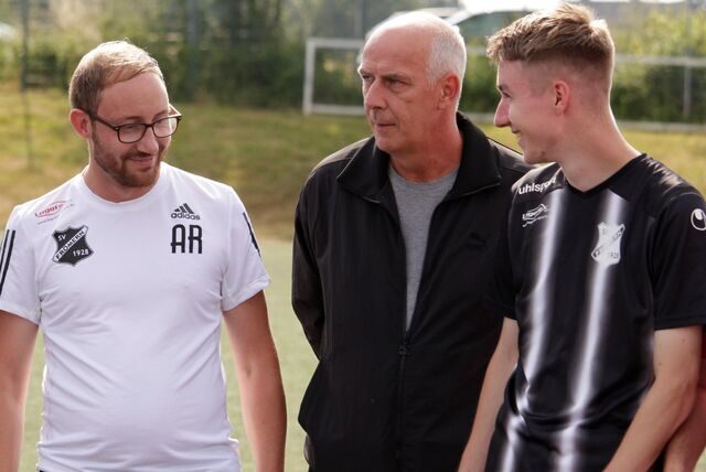 Andre Rödiger (l.) ist vor einigen Wochen bereits von seinem Posten als Trainer des SV Frömern III zurückgetreten. Nun hat sich die Mannschaft aufgelöst. Im Sommer 2022 absolvierte das Team ein Freundschaftsspiel gegen den von Ex-Profi Mario Basler (M.) trainierten SC Türkgücü Osnabrück.