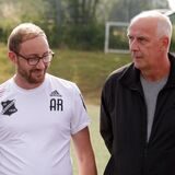 Andre Rödiger (l.) ist vor einigen Wochen bereits von seinem Posten als Trainer des SV Frömern III zurückgetreten. Nun hat sich die Mannschaft aufgelöst. Im Sommer 2022 absolvierte das Team ein Freundschaftsspiel gegen den von Ex-Profi Mario Basler (M.) trainierten SC Türkgücü Osnabrück.