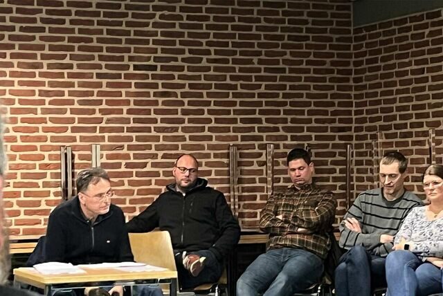 Dr. Bernd Schütz folgte konsterniert der Diskussion bei der Elternversammlung. Dennoch stellte er sich für weitere Gespräche zur Verfügung.