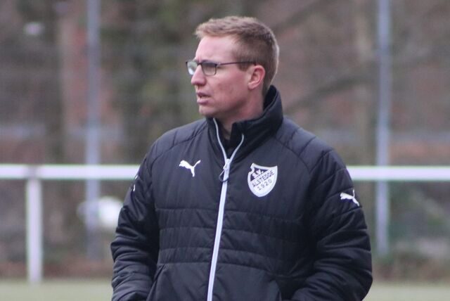 Stefan Hoffmann (Trainer von BW Alstedde) an der Seitenlinie
